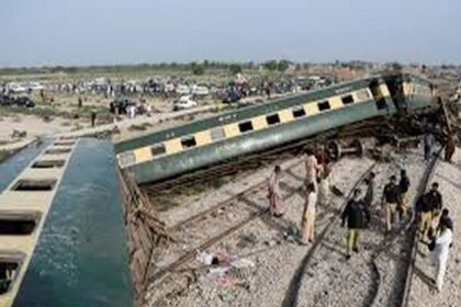 Pakistan: Three coaches of passenger train derail in Karachi